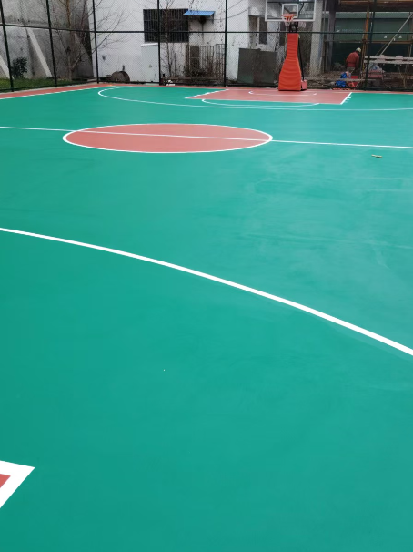达拉特 球场长期使用易出现地面开裂